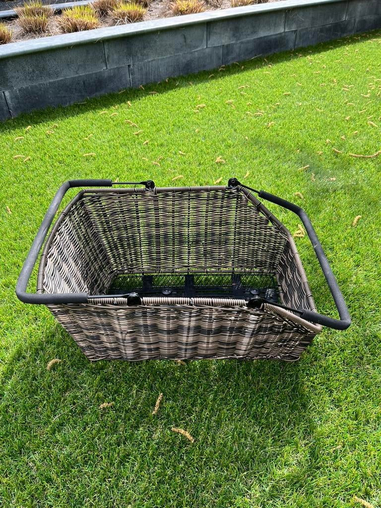 Basil fietsmand rattan, Fietsen en Brommers, Fietsaccessoires | Fietsmanden, Ophalen, Zo goed als nieuw