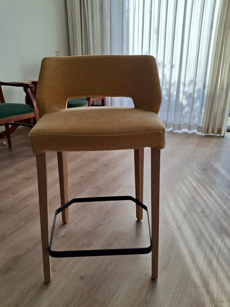 Stijlvolle Mobitec barkruk - Geel met houten poten, Huis en Inrichting, Barkrukken, Met voetsteun, 60 tot 90 cm, Ophalen of Verzenden