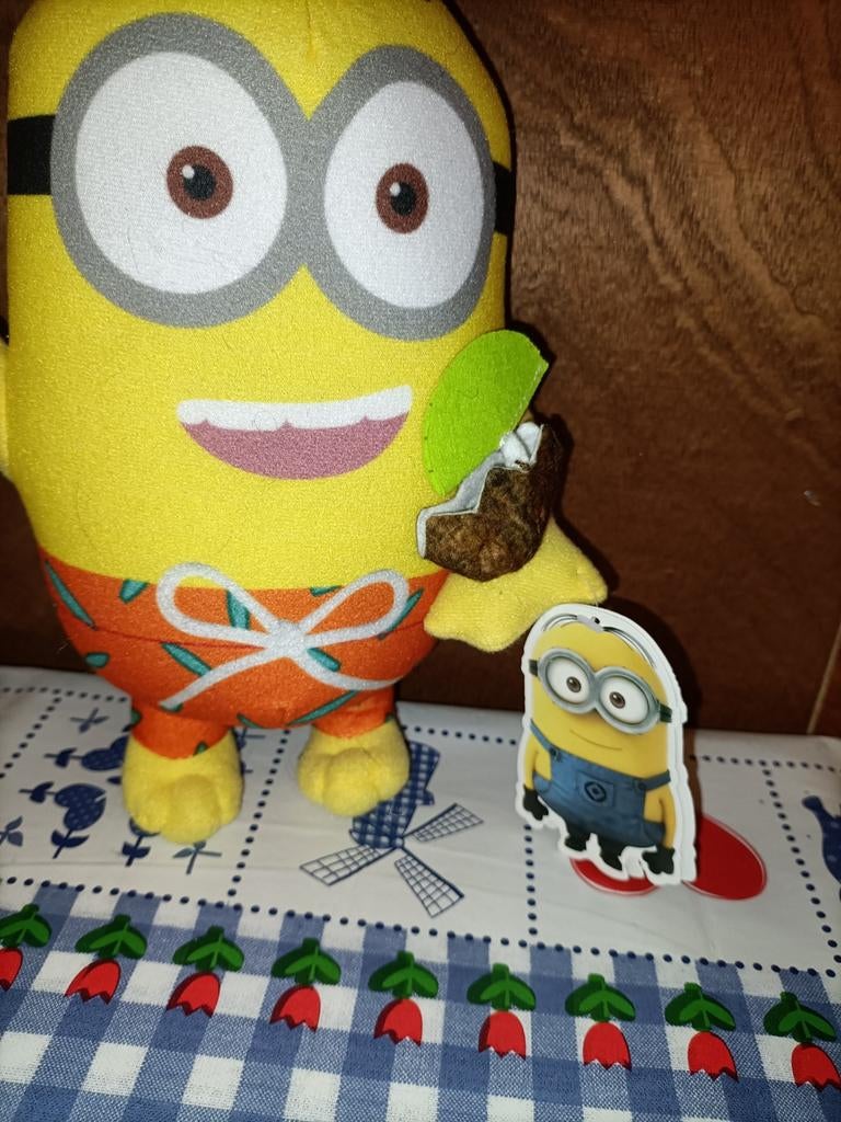 Minions knuffel nieuw met kaartje met zwembroek en cocktail, Ophalen of Verzenden, Zo goed als nieuw, Overige typen