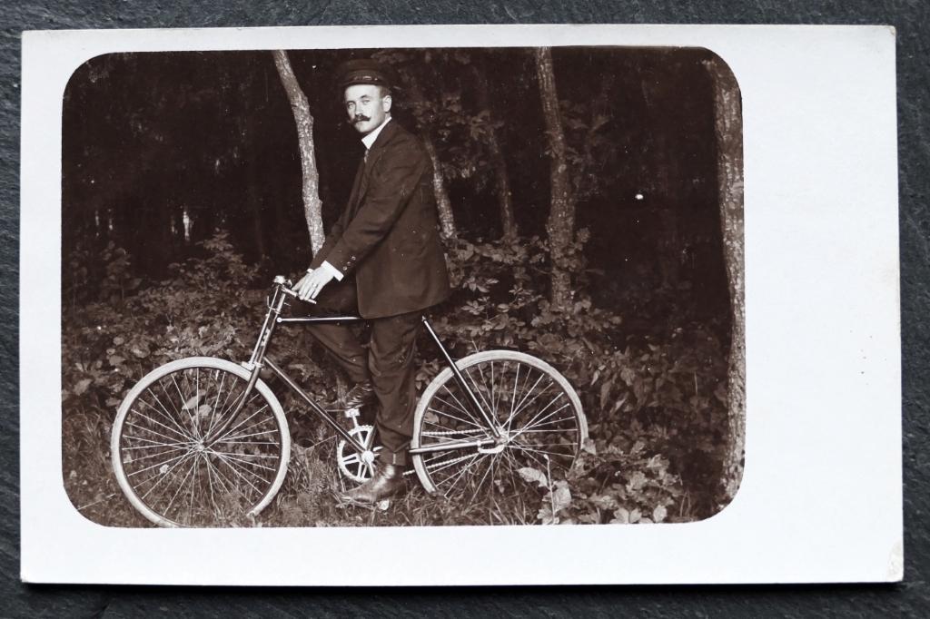 Fotokaart Op de fiets in het bos, Verzenden, Voor 1920, Ongelopen, Voertuig