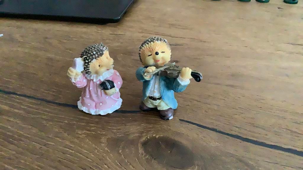 2  schattige egel beeldjes, Verzamelen, Ophalen of Verzenden, Zo goed als nieuw, Pop