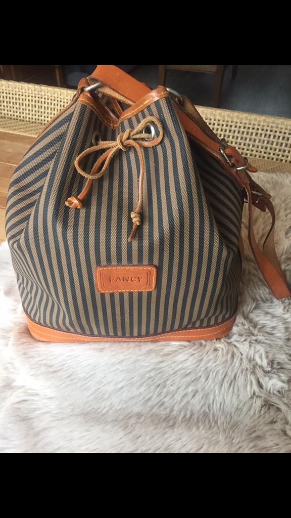 Bruine lederen buideltas., Sieraden, Tassen en Uiterlijk, Tassen | Damestassen, Ophalen of Verzenden, Zo goed als nieuw, Bruin