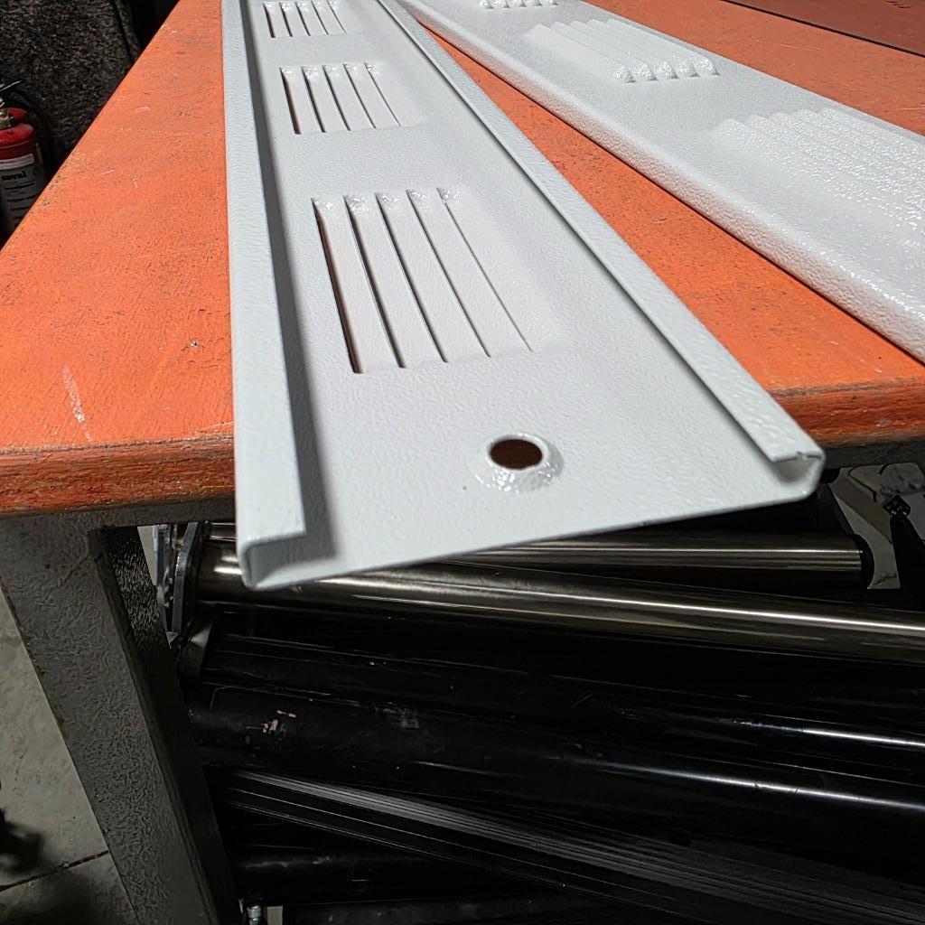 2 stevige metalen luchtroosters afm 53,5x10 cm  rand 12 mm, Ophalen of Verzenden, Zo goed als nieuw, X, IJzer