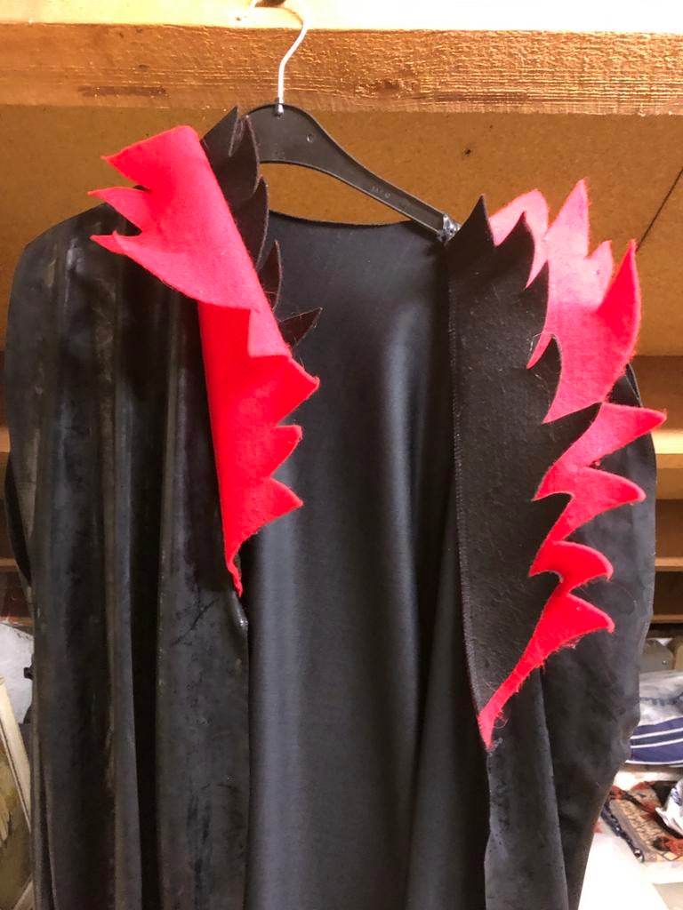 Halloween Cape met Rode Accenten, Maat 38/40 (M), Ophalen of Verzenden, Zo goed als nieuw, Halloween