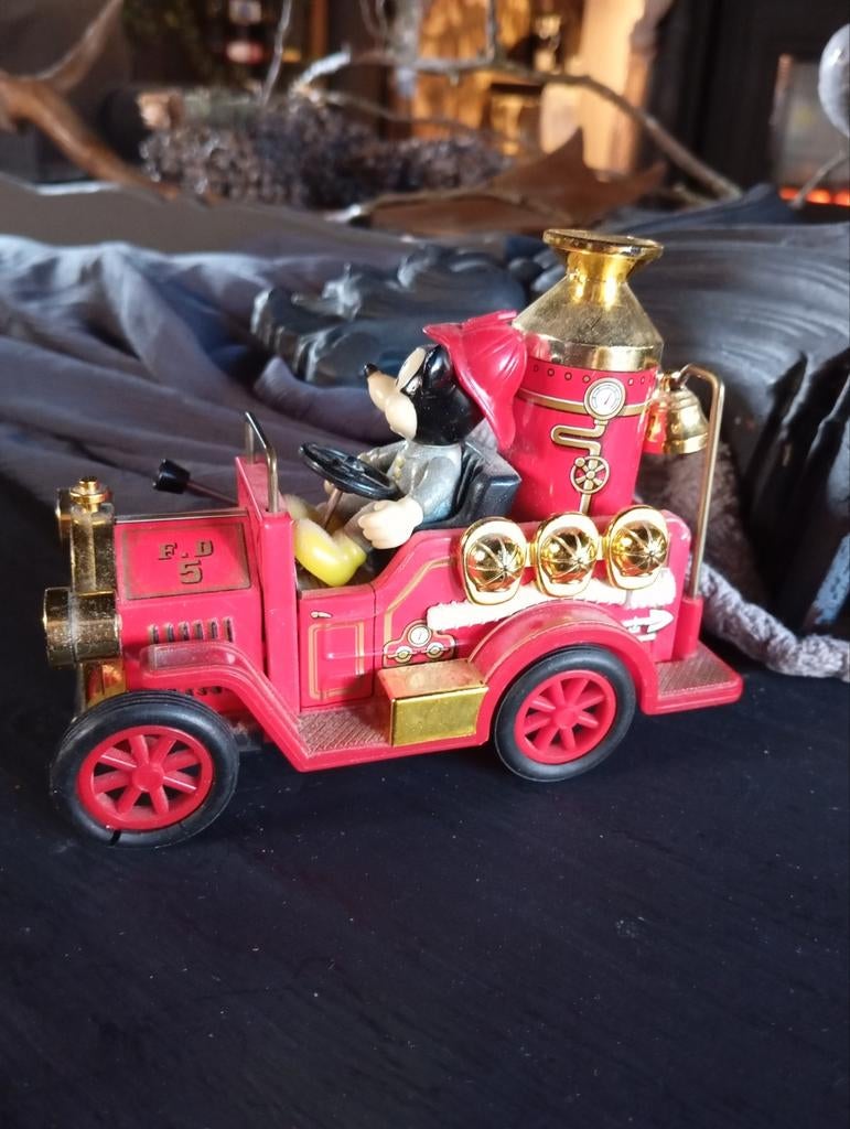 Mickey Mouse in vintage brandweer auto, Verzamelen, Ophalen, Mickey Mouse, Beeldje of Figuurtje