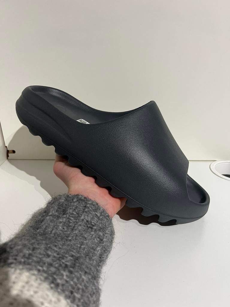 Yeezy Slide Slate Grey (ID2350) maat 47, Kleding | Heren, Schoenen, Overige kleuren, ., Nieuw, Ophalen of Verzenden