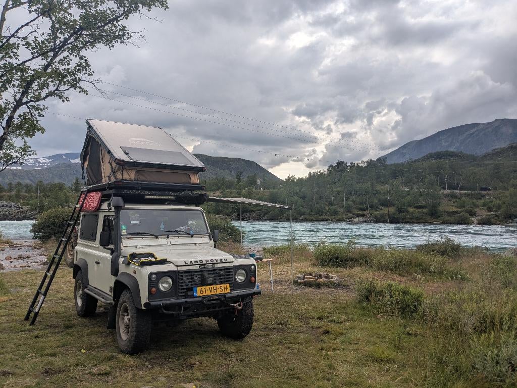 Land Rover Defender 90 TD5 Hardtop 1999 4x4 camper reisklaar, Auto's, Stof, 1611 kg, Defender, Particulier