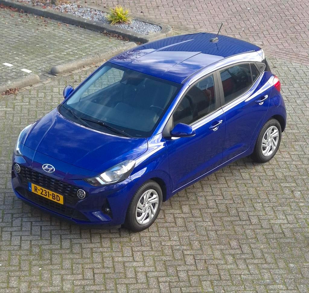 Hyundai i10 1.0i 67pk Aut 2022 Blauw, Auto's, Stof, Zwart, 899 kg, Blauw