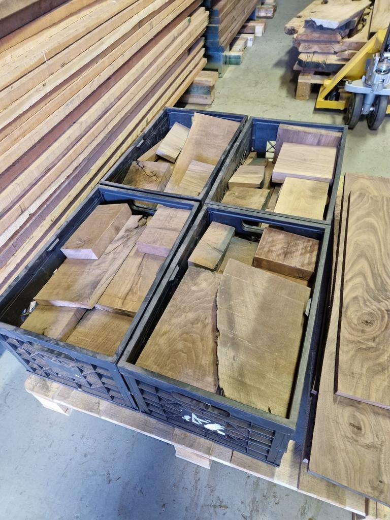 Notenhout (black walnut) reststukken, Doe-het-zelf en Verbouw, Hout en Planken, Minder dan 25 mm, Ophalen of Verzenden, Zo goed als nieuw