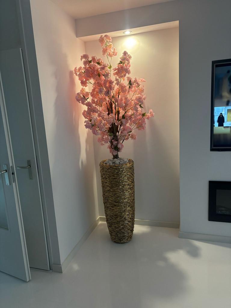 Mooi schelpenvazen met bloesem, Huis en Inrichting, Woonaccessoires | Vazen, Wit, Aardewerk of Porselein, Ophalen of Verzenden