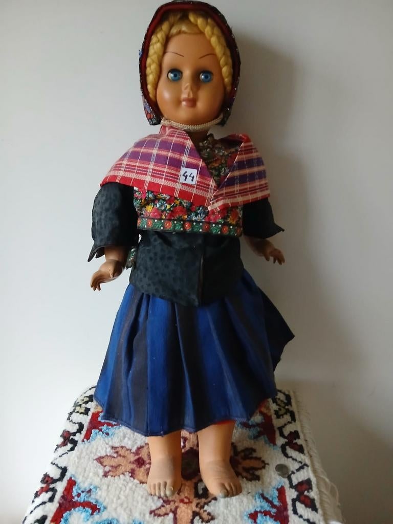 Antieke pop in klederdracht, Ophalen