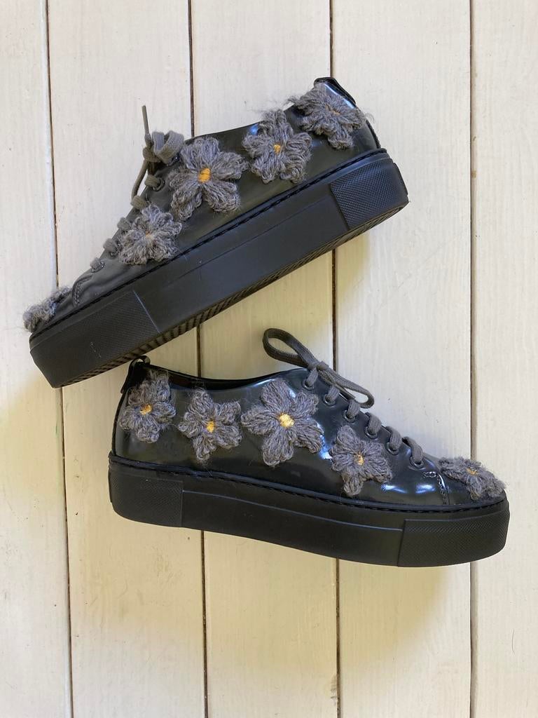 Designer AGL sneakers grijs lak met bloemen maat 36, Kleding | Dames, Ophalen of Verzenden, Grijs, Sneakers of Gympen, Zo goed als nieuw