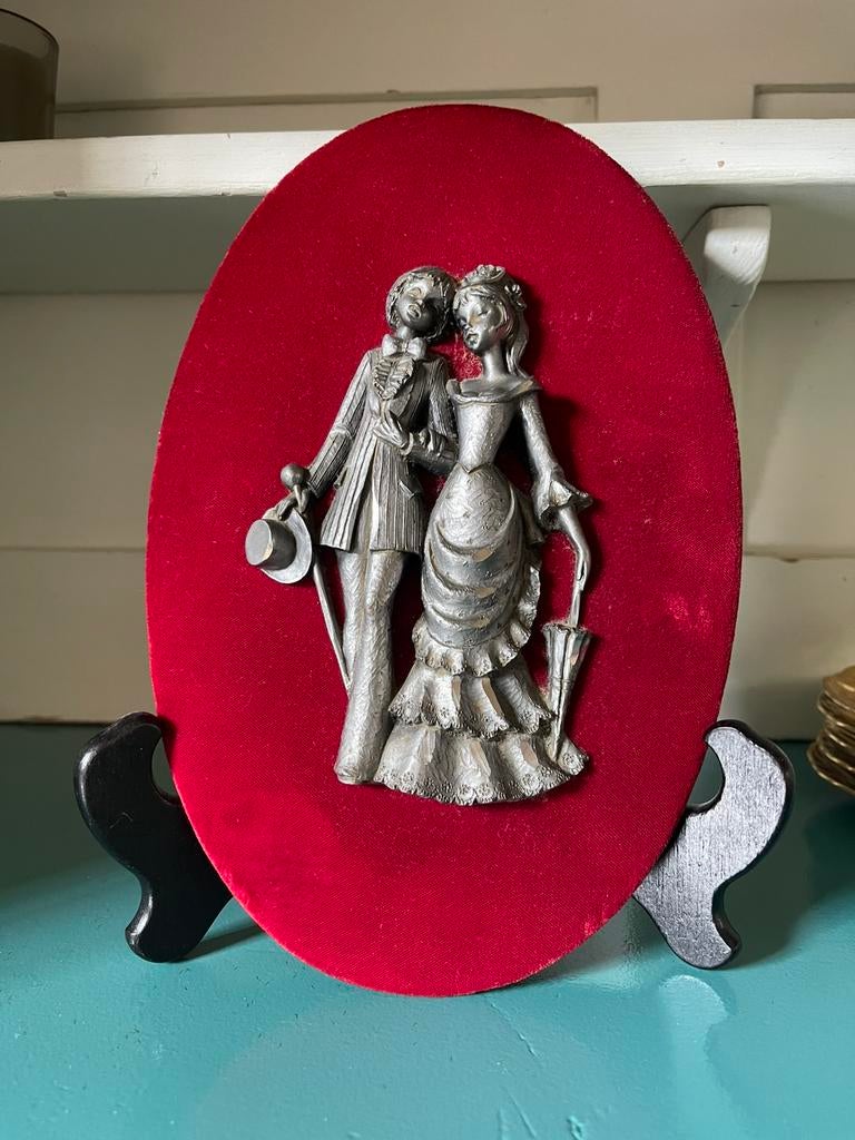 2  Franse vintage lijsten van velours met reliëf figuren, Antiek en Kunst, Antiek | Tin, Ophalen of Verzenden