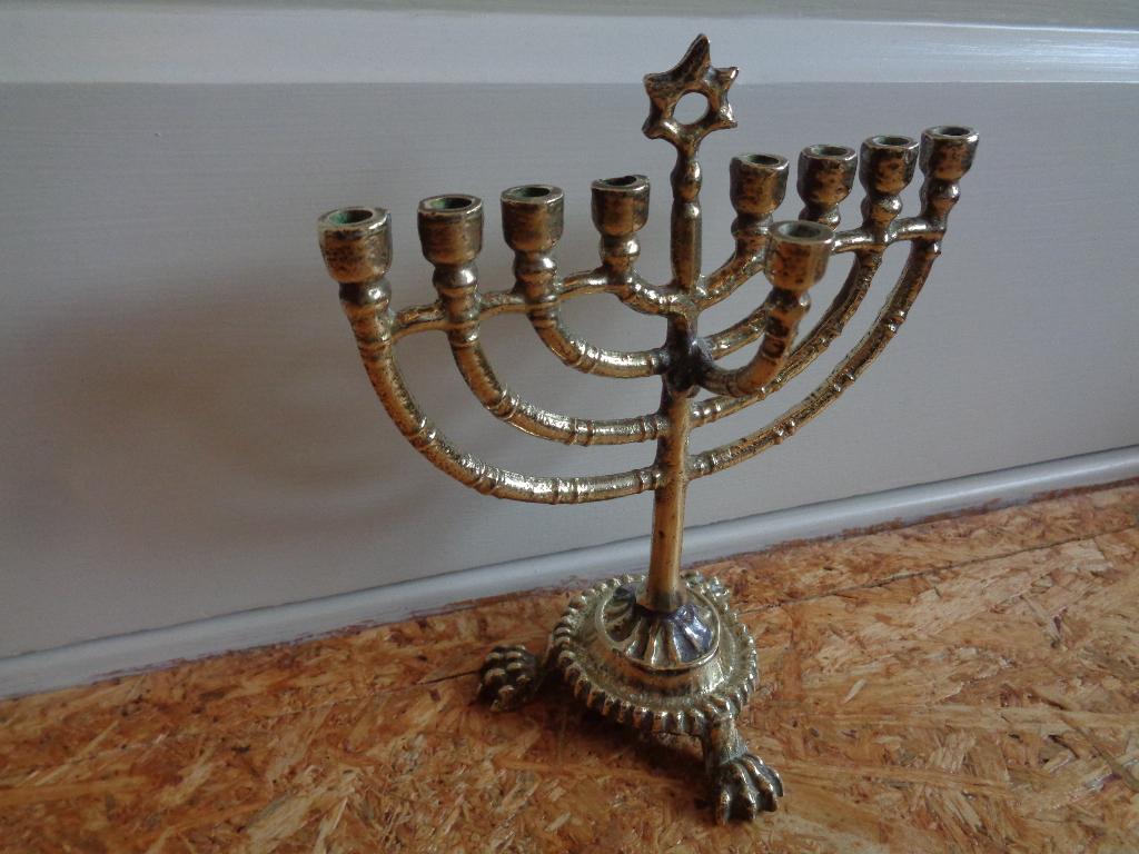 chanoeka 9 armige kandelaar 17 cm hoog 14 cm breed, Antiek en Kunst, Ophalen of Verzenden, Koper of Brons