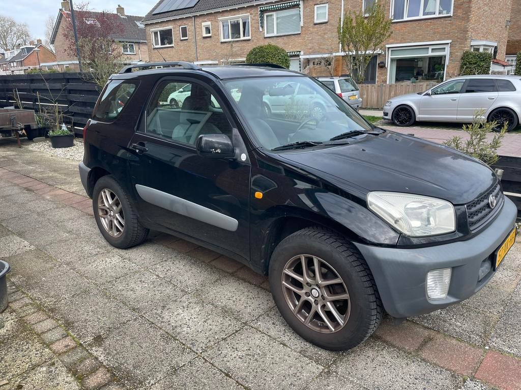 Toyota Rav4 1.8 I 3D 2002 Zwart, Voorwielaandrijving, 4 cilinders, 4 stoelen, Zwart