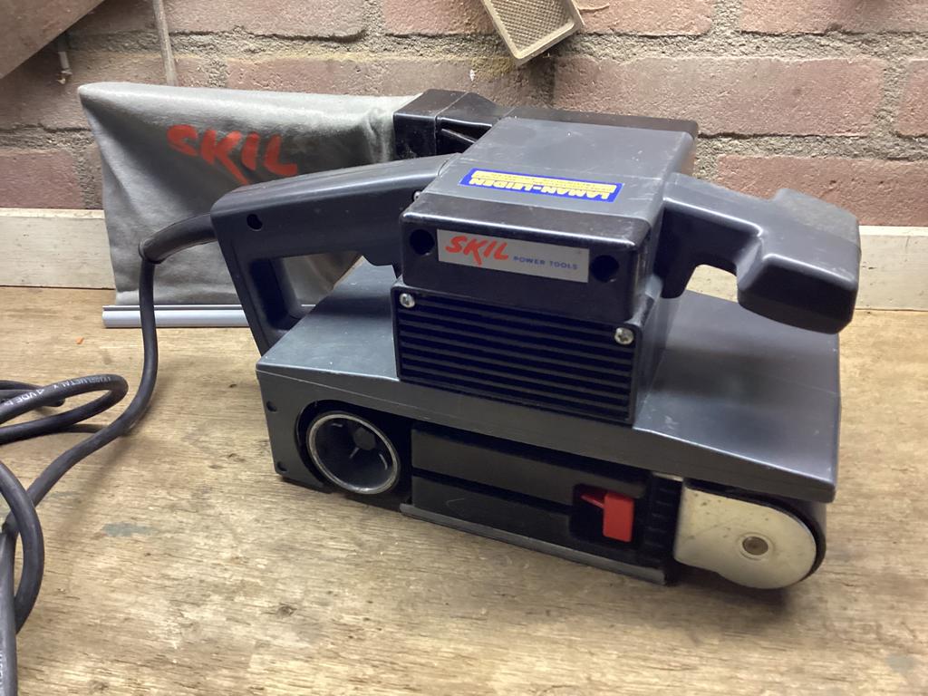 SKIL bandschuurmachine, Ophalen of Verzenden, 600 tot 1200 watt, Bandschuurmachine