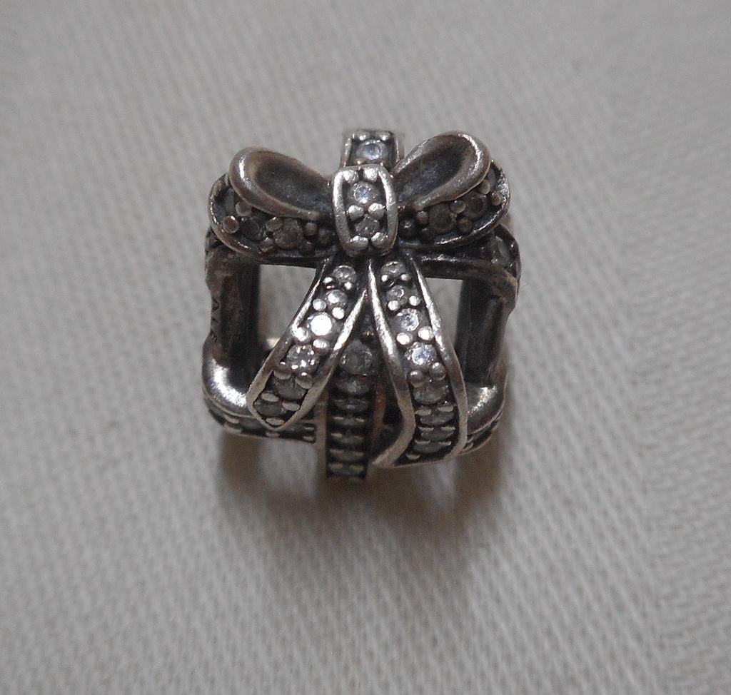 Zilveren Pandora  Cadeau Charme met steentjes nr.519, Sieraden, Tassen en Uiterlijk, Bedels, Verzenden, Pandora, Zo goed als nieuw