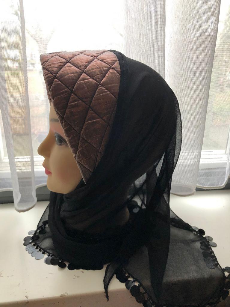 HOOFDDEKSEL - DRIEHOEK MET HANGERS - ZWART 3 € per stuk, Ophalen of Verzenden, Zo goed als nieuw, Muts