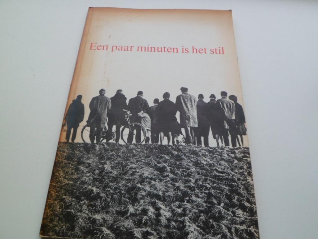 Een paar minuten is het stil - beelden van de oorlog, Ophalen of Verzenden, Tweede Wereldoorlog, Zo goed als nieuw, Algemeen