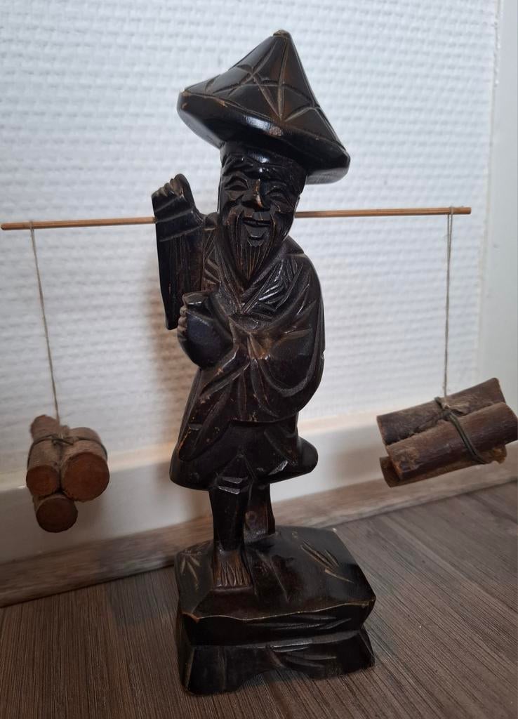 Vintage houten beeldje Aziatische man met draagstok, Ophalen of Verzenden
