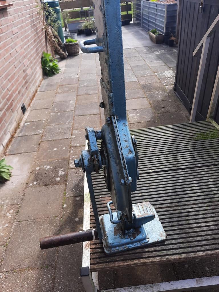 Te koop zware dommekracht, Ophalen