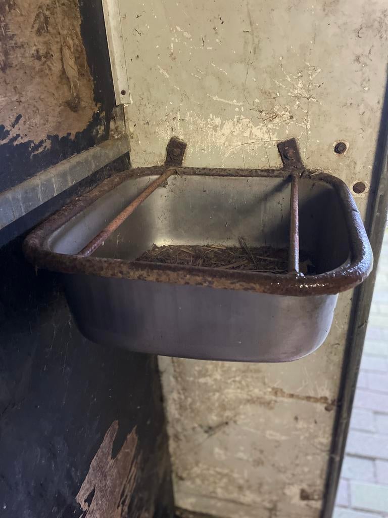 4 VOERBAKKEN voor (hoek) montage in paardenboxen, Dieren en Toebehoren, Ophalen, Gebruikt, Overige soorten