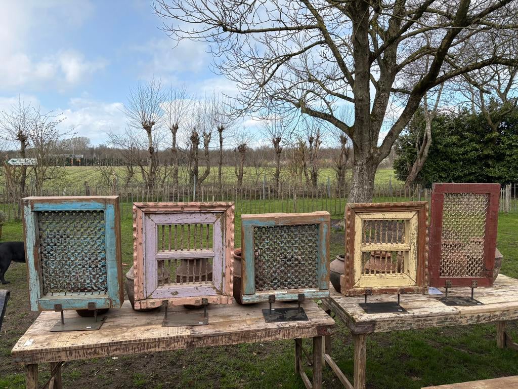 5 oude gietijzeren raamroosters in oud kozijn, Ophalen, Gebruikt, Nvt, Nvt