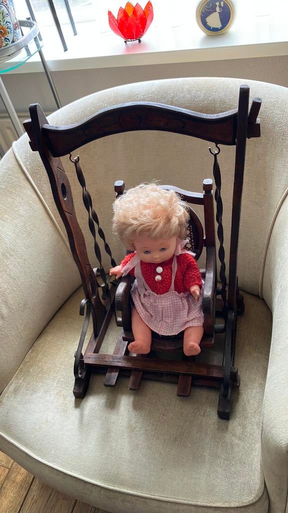 Leuke pop met schommelstoel, Ophalen, Gebruikt, Babypop