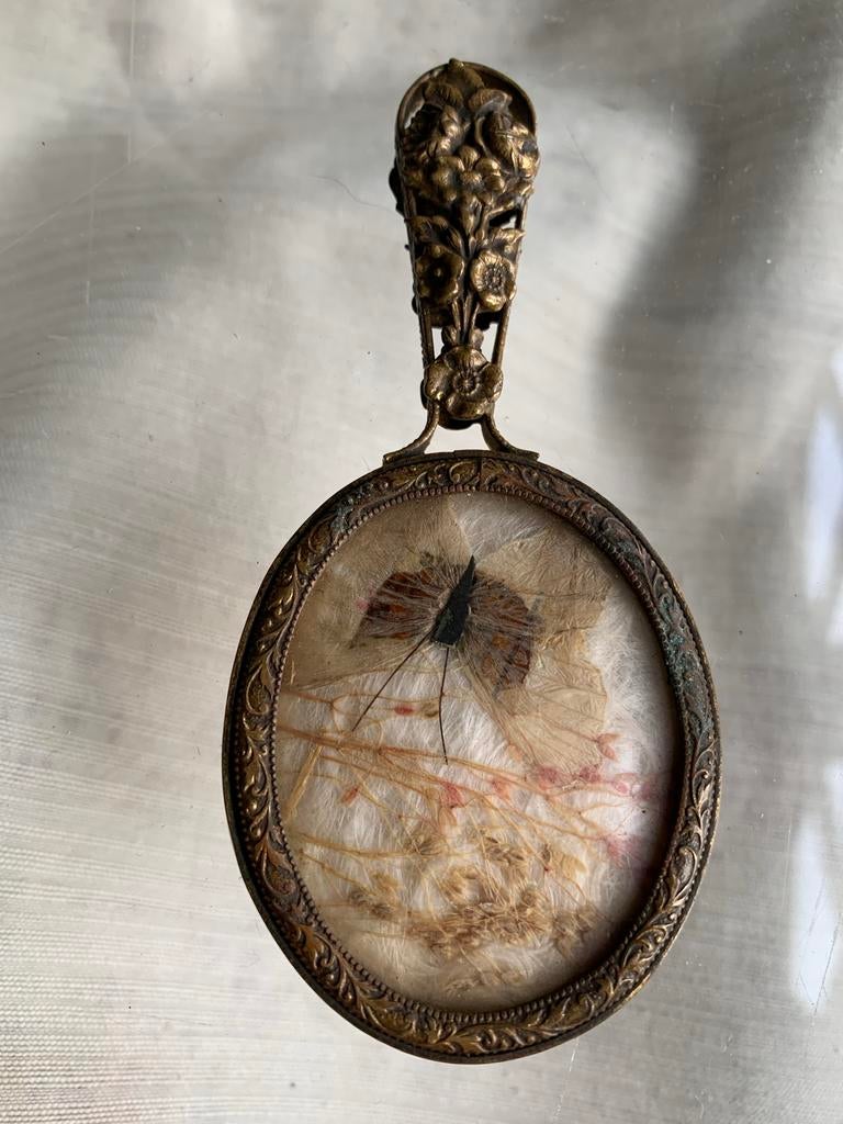 Antiek Ormolu Spiegeltje met Bloemmotief en vlinder, Ophalen of Verzenden, Ovaal, Minder dan 50 cm, Minder dan 100 cm