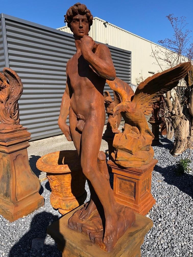 Groot beeld vol steen oxide  figuur David op sokkel, Tuin en Terras, Tuinbeelden, Nieuw, Mensenbeeld, Steen, Ophalen of Verzenden