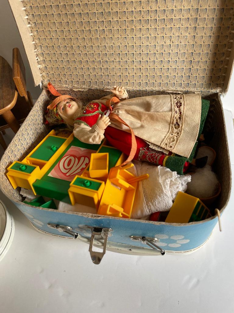 Vintage koffertje+vintage poppetjes+Pools kinderserviesje, Ophalen, Gebruikt