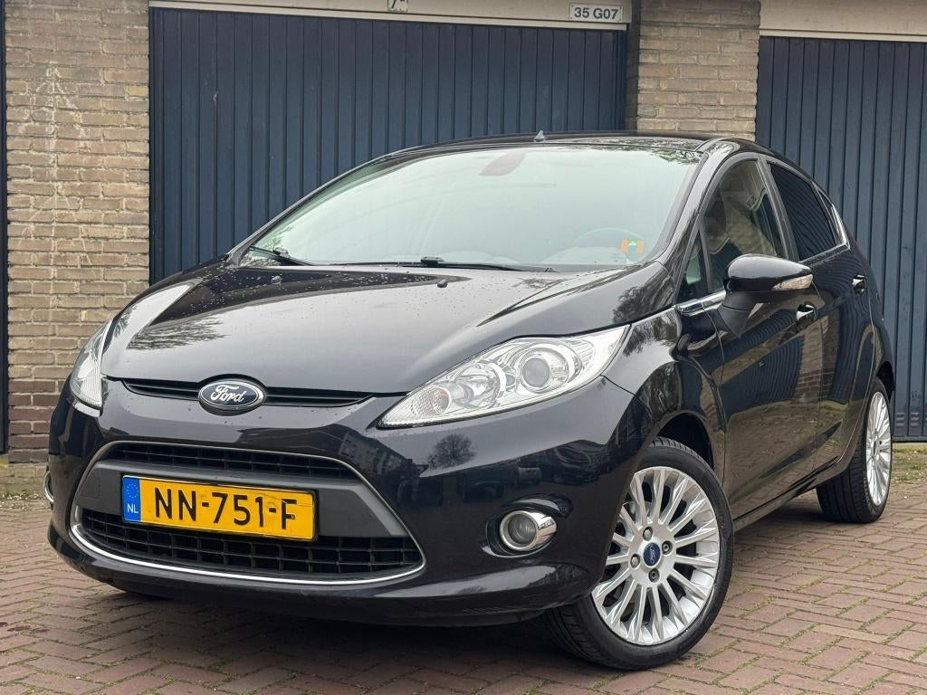 Ford Fiësta 1.4 Aut. Clima- APK 3-2027/Distributie vervangen, Auto's, 40 €/maand, Zwart, 4 cilinders, Zwart