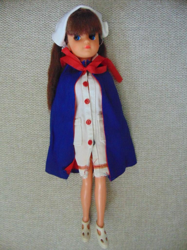 Donker harige fleur Barbie verkleed in verpleegster set, Ophalen of Verzenden, Gebruikt, Pop