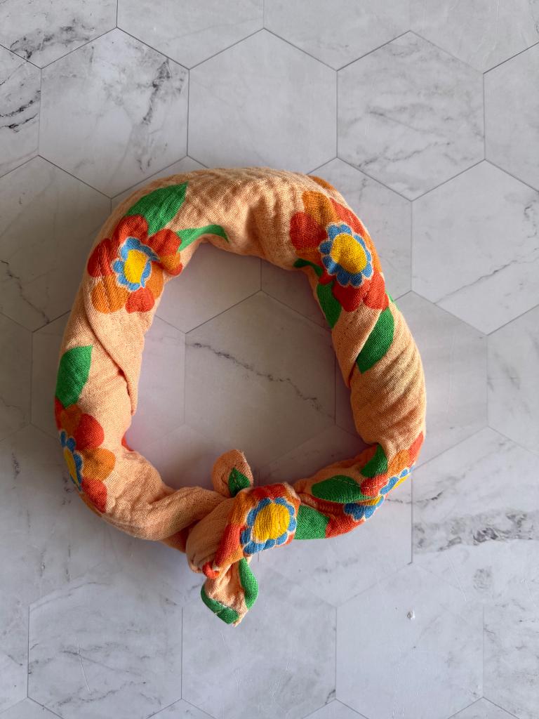 Kindersjaal oranje bloemen, Kinderen en Baby's, Kinderkleding | Mutsen, Sjaals en Handschoenen, Meisje, Nieuw, Ophalen of Verzenden