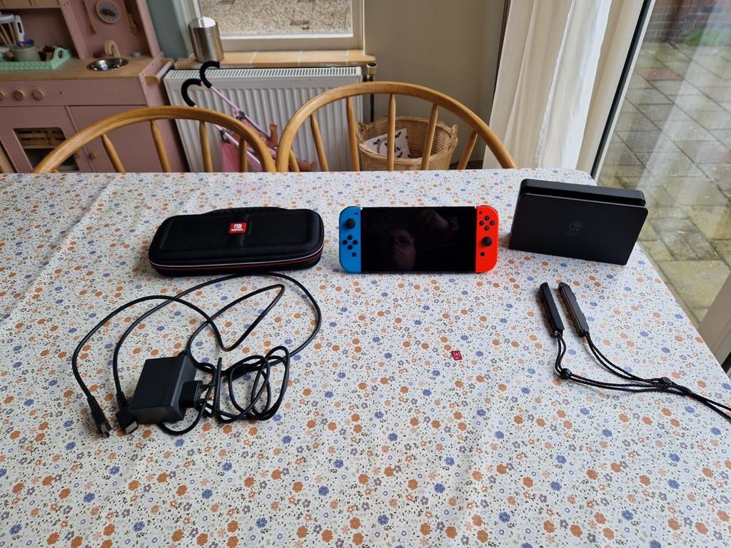 Nintendo Switch OLED met accessoires, Spelcomputers en Games, Ophalen, Zo goed als nieuw, Met 1 controller, Switch OLED