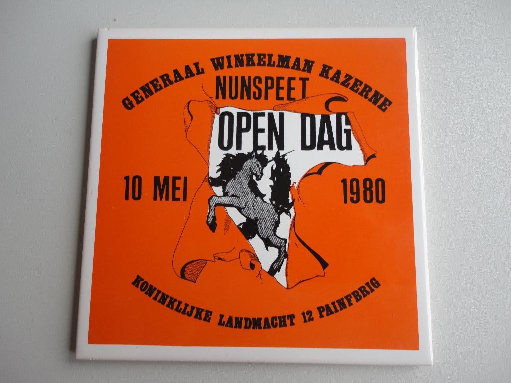 militaire tegel en schildjes, Ophalen of Verzenden, Landmacht, Nederland, Kunstobject