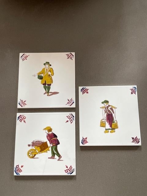3 x tegeltje Middeleeuws motief beroepen. Geel oranje groen., Antiek en Kunst, Ophalen
