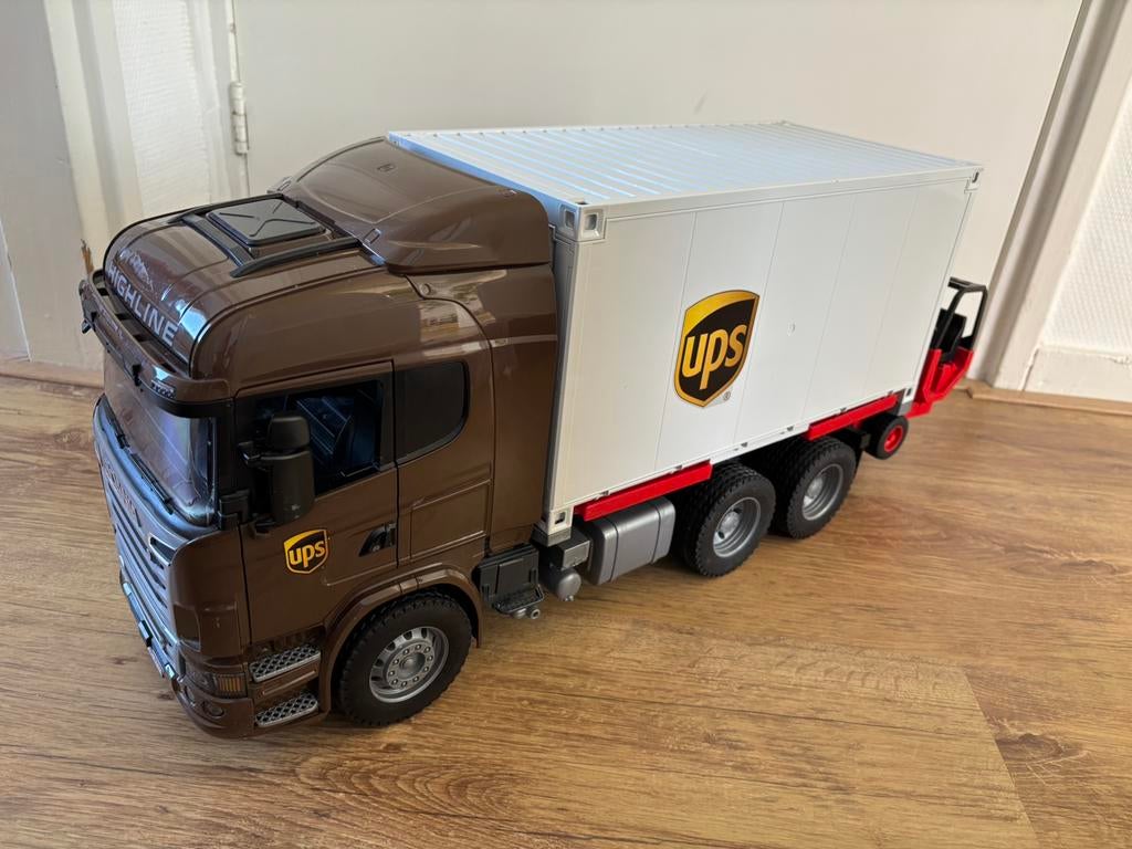 Bruder Scania UPS vrachtwagen met vorkheftruck, Ophalen of Verzenden, Zo goed als nieuw