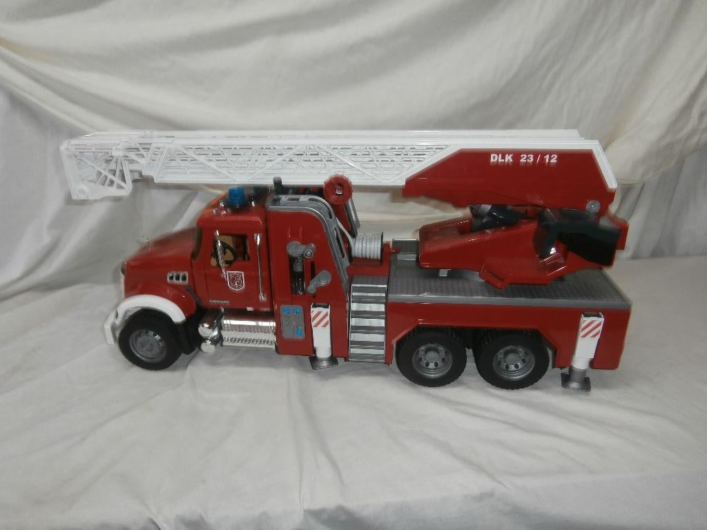 Bruder Mack brandweer ladderwagen met brandweerman, Kinderen en Baby's, Speelgoed | Speelgoedvoertuigen, Ophalen, Zo goed als nieuw