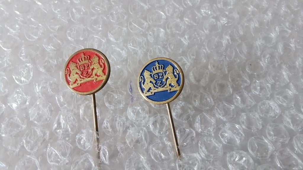 2 verschillende kleuren speldjes B.Z.Z margarine, Ophalen of Verzenden, Zo goed als nieuw, Overige onderwerpen