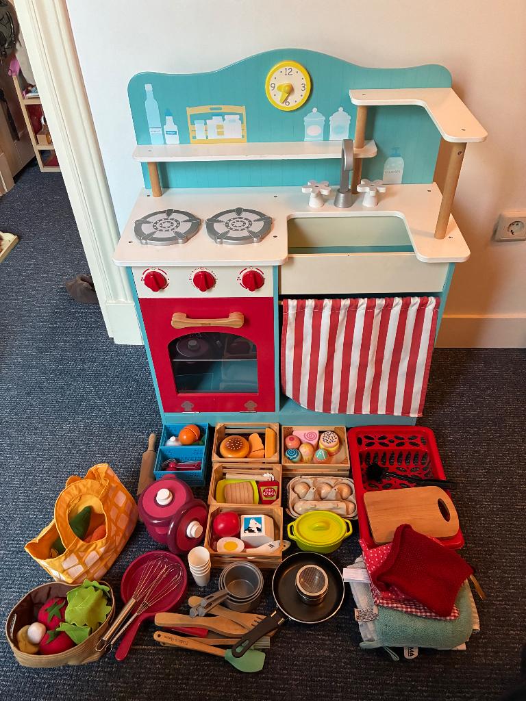 Houten keuken met veel bijbehorende artikelen, Kinderen en Baby's, Speelgoed | Houten speelgoed, Ophalen, Zo goed als nieuw, Meubelstuk of Keukentje