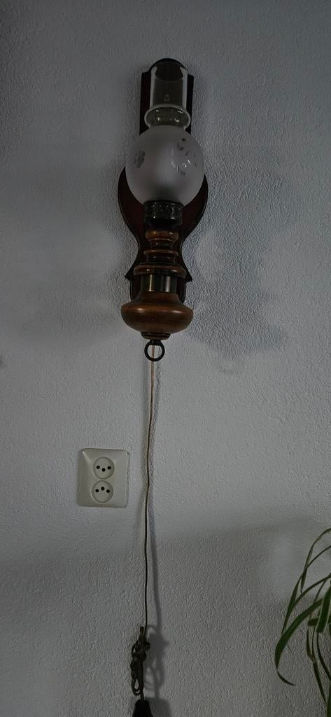 Oude olielamp met houten wandbevestiging, Ophalen