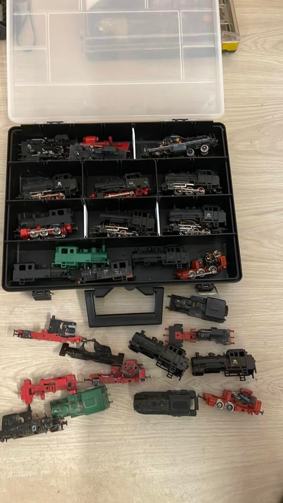 Koffer vol met allemaal marklin lokje voor onder delen, Hobby en Vrije tijd, Modeltreinen | H0, Wisselstroom, Gebruikt, Locomotief