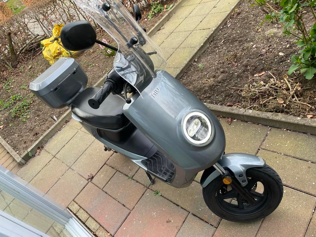 Niu elektrische scooter met topkoffer, Ophalen of Verzenden, Zo goed als nieuw, Elektrisch, Overige merken