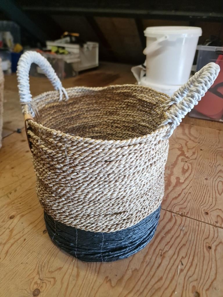 Riviera Maison rieten mand met 2 hengsels, Huis en Inrichting, Woonaccessoires | Schalen en Manden, Ophalen, Mand, Rond, Nieuw