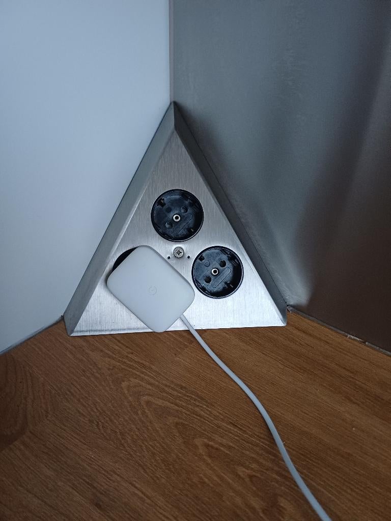 Hoek stopcontact, RVS, 3 stroompunten, als NIEUW!, Doe-het-zelf en Verbouw, Elektra en Kabels, Ophalen of Verzenden, Zo goed als nieuw