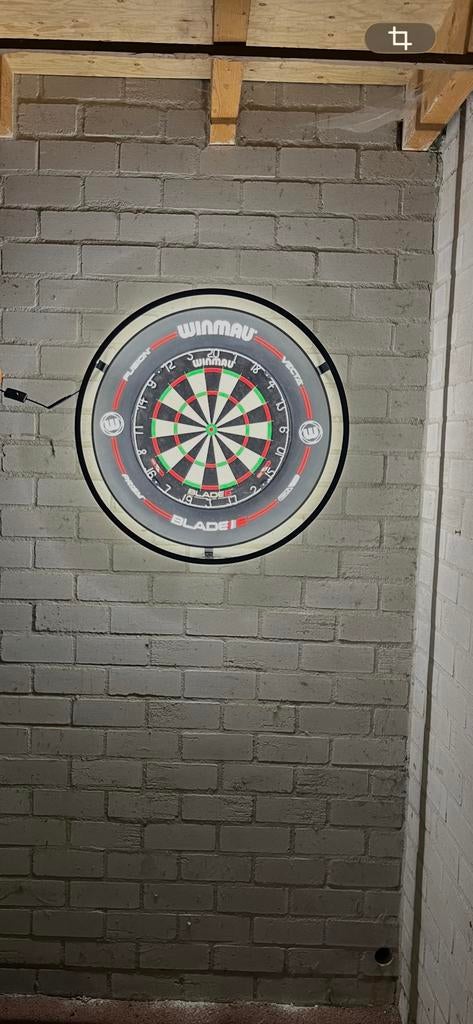 Winmau blade 6 met plasma verlichting en dartpijlen., Sport en Fitness, Darts, Ophalen of Verzenden, Zo goed als nieuw, Dartbord