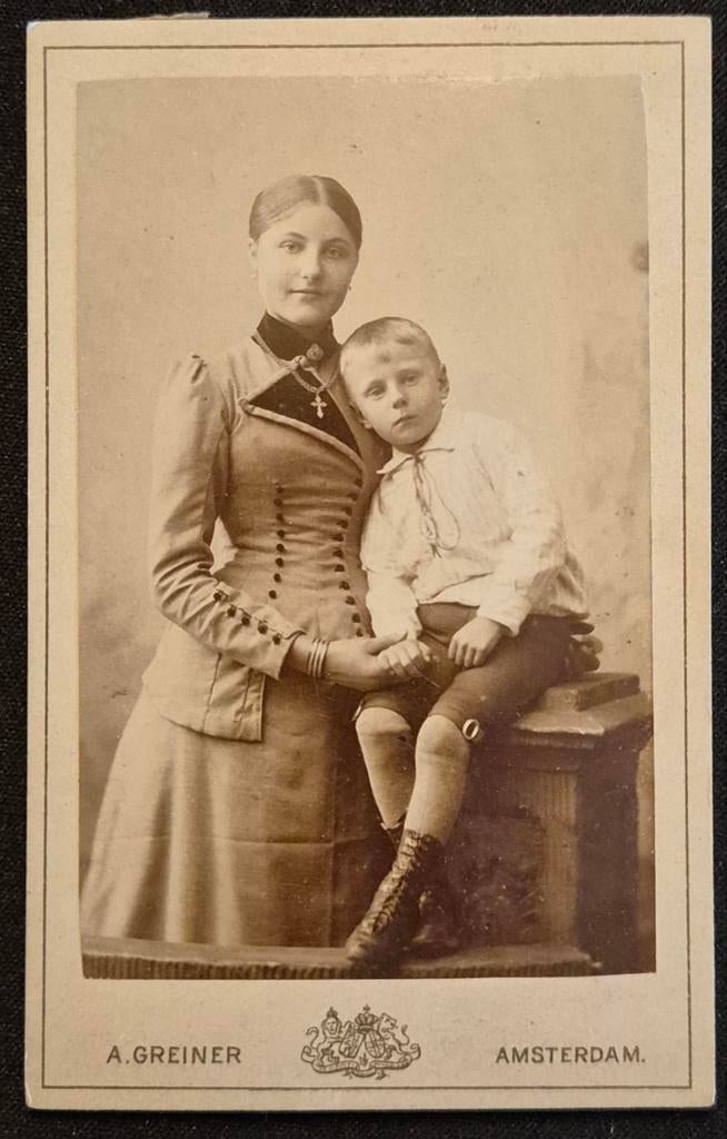 057 cdv moeder en zoon Amsterdam fotograaf A. Greiner, Ophalen of Verzenden, Voor 1940, Gebruikt, Kind