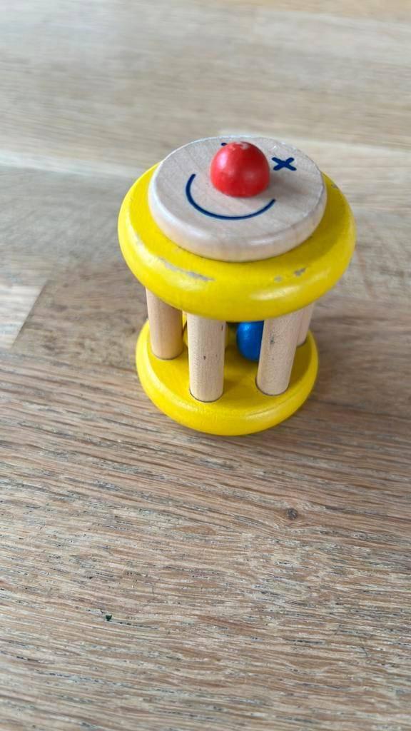 Kleine houten rammelaar met balletjes, Ophalen of Verzenden, Rammelaar