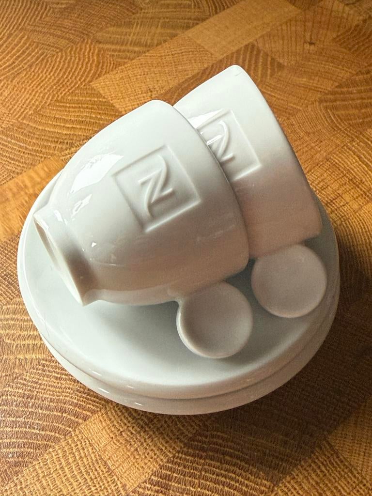 2 Nespresso kop en schotel, Huis en Inrichting, Keuken | Servies, Keramiek, Ophalen of Verzenden, Zo goed als nieuw, Effen